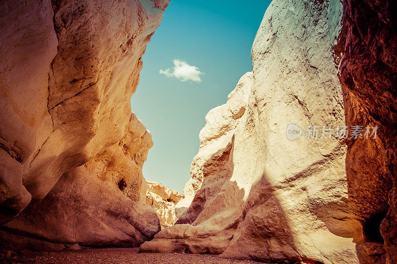 峡谷中高耸岩石间狭窄的通道。Makhtesh Ramon，内盖夫沙漠，以色列